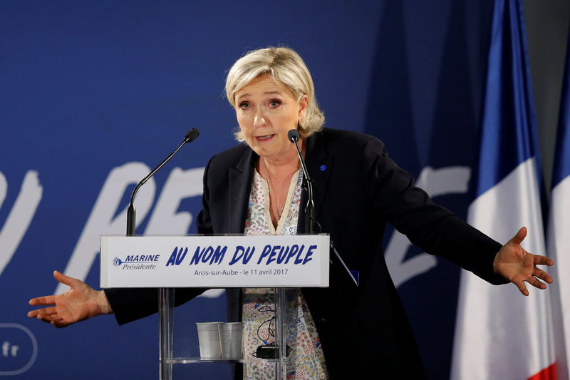 © Reuters. Marine Le Pen, FN political party leader and candidate for French 2017 presidential election, attends a political rally in Arcis-sur-Aube