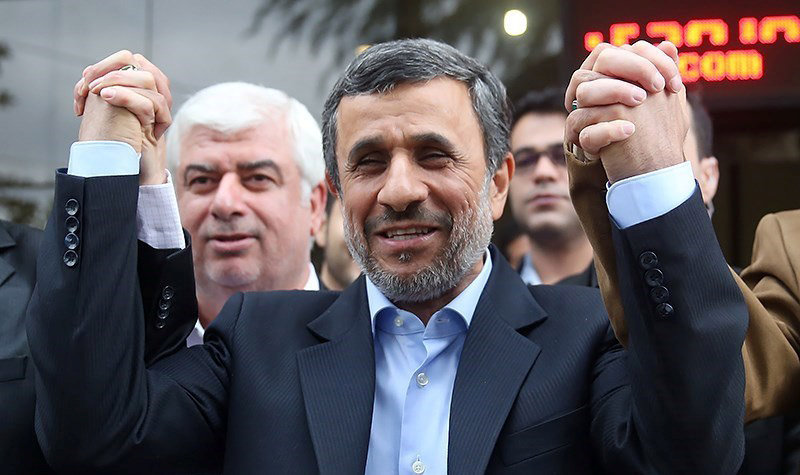 © Reuters. Ex-Iranian President Mahmoud Ahmadinejad reacts as he submits his name for registration as a candidate in Iran's presidential election, in Tehran