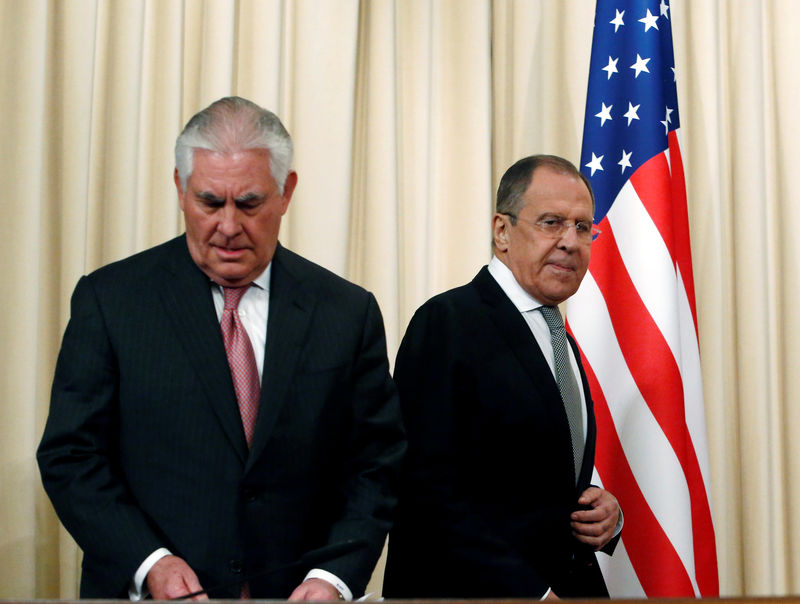 © Reuters. Russian Foreign Minister Lavrov and U.S. Secretary of State Tillerson arrive for news conference following their talks in Moscow
