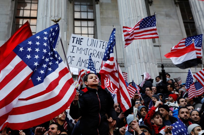 © Reuters. Demonstrators participate in a protest by the Yemeni community against U.S. President Donald Trump's travel ban in the Brooklyn borough of New York