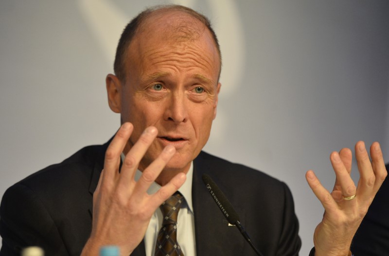 © Reuters. FILE PHOTO: Airbus Group Chief Executive Tom Enders speaks during a news conference on the aerospace group's annual results, in London