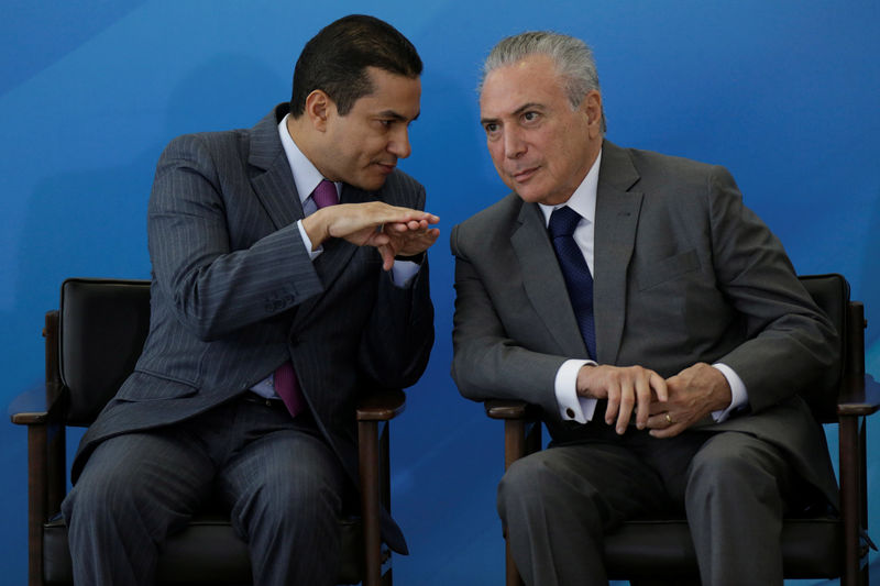 © Reuters. Brazil's Industry and Foreign Trade Minister Marcos Pereira speaks with Brazil's President Michel Temer during a ceremony at the Planalto Palace, in Brasilia