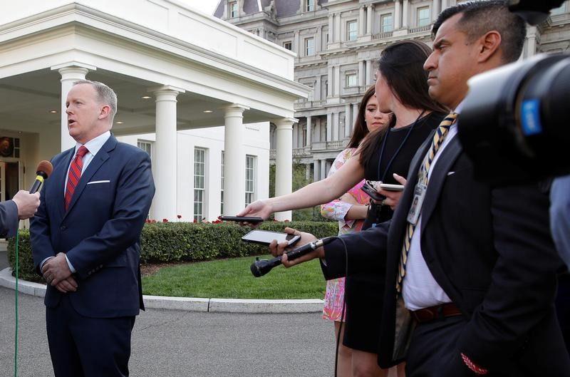 © Reuters. O porta-voz da Casa Branca, Sean Spicer, pede desculpas durante entrevista na Casa Branca, em Washington, por ter dito que Adolf Hitler não usou armas químicas