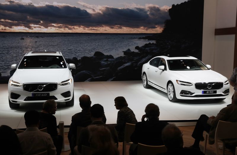 © Reuters. Volvo XC60 and Volvo S90 are displayed at the 2017 New York International Auto Show in New York