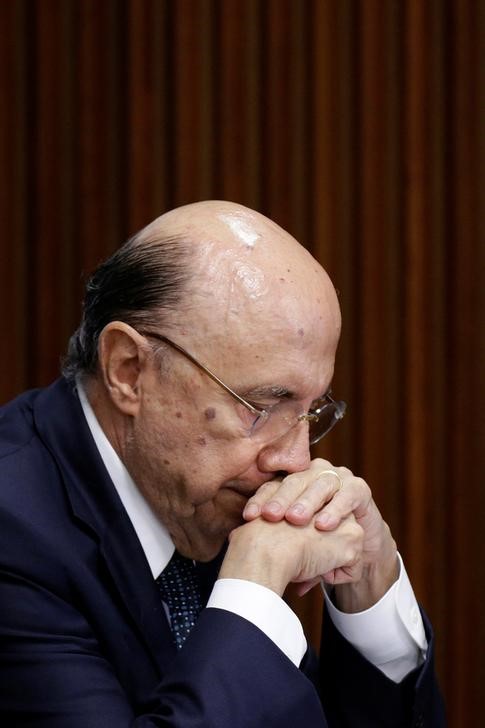 © Reuters. O ministro da Fazenda do Brasil, Henrique Meirelles, durante reunião da Comissão da Reforma da Previdência no Palácio do Planalto em Brasília