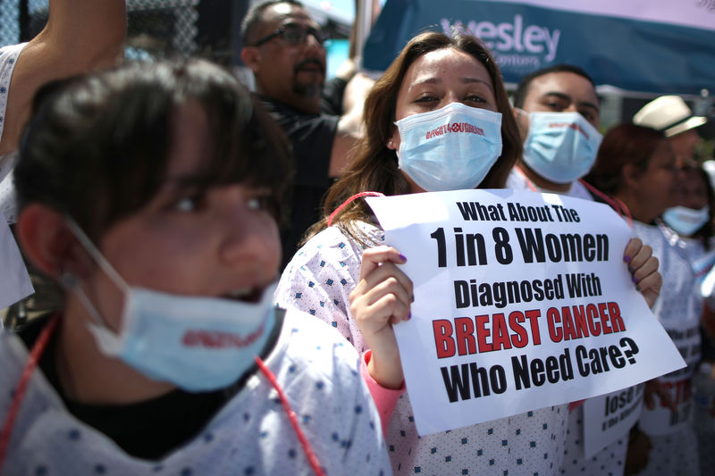 © Reuters. People march in a "Save Obamacare" rally on the seventh anniversary of Obamacare's signing, in Los Angeles