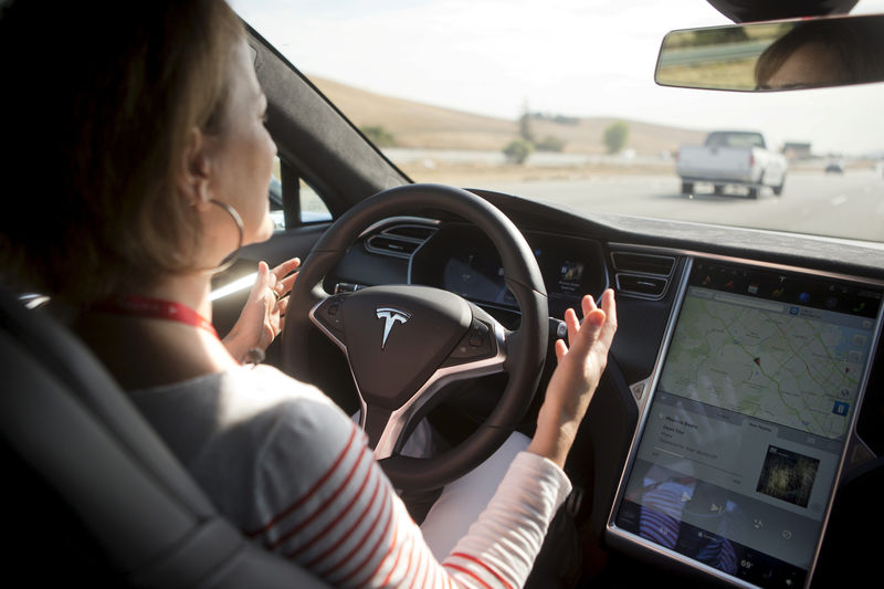 © Reuters. FILE PHOTO -New Autopilot features are demonstrated in a Tesla Model S during a Tesla event in Palo Alto, California