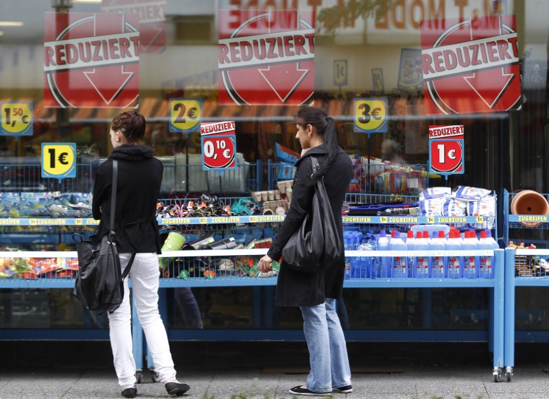 © Reuters. Women inspect a shop with reduced goods in the western city of Herne