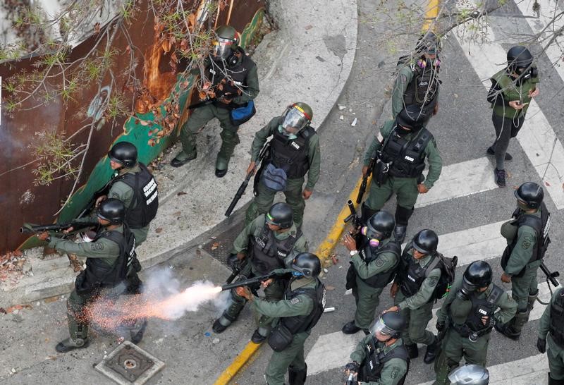 © Reuters. Mueren otras dos personas en medio de ola de protestas en Venezuela