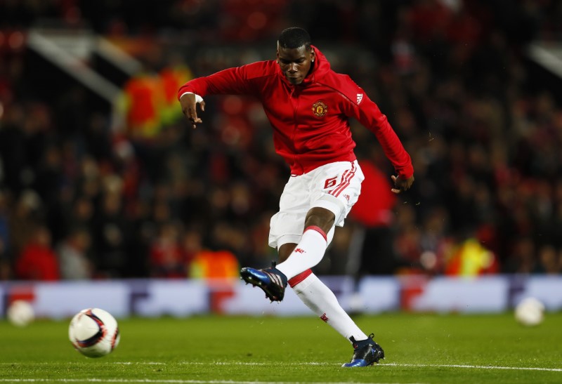 © Reuters. Manchester United's Paul Pogba warms up before the match