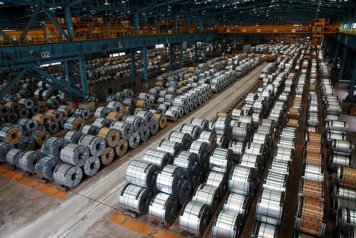 © Reuters. Rolls of steel are stacked inside the China Steel Corporation factory in Kaohsiung