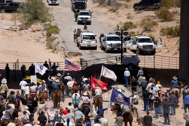 © Reuters. FILE PHOTO: Protesters gather at the Bureau of Land Management's base camp near Bunkerville Nevada