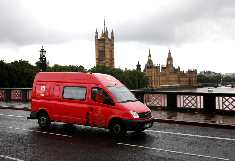 © Reuters. FILE PHOTO - A Royal Mail van crosses Lambeth Bridge with the Houses of Parliament behind it, in central London
