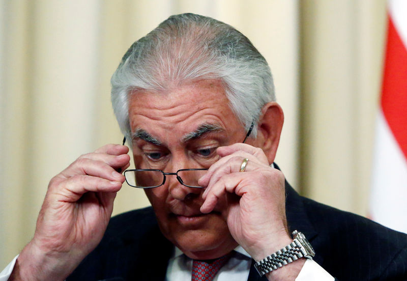 © Reuters. U.S. Secretary of State Rex Tillerson adjusts his glasses during a news conference with Russian Foreign Minister Sergei Lavrov following their talks in Moscow