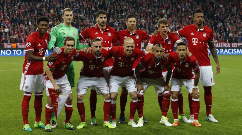 © Reuters. Bayern Munich team group before the match