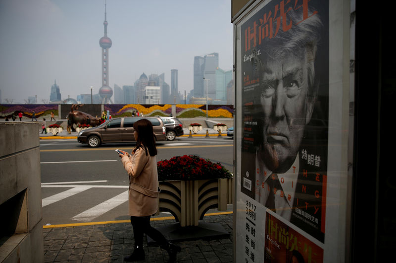 © Reuters. FILE PHOTO: A Chinese magazine poster showing U.S. President Donald Trump is displayed at a newsstand in Shanghai, March 21, 2017.