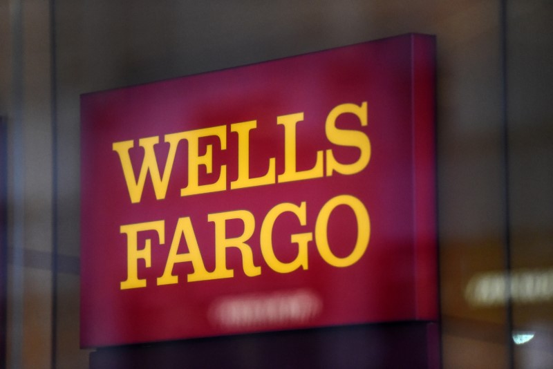 © Reuters. A Wells Fargo logo is seen in New York City