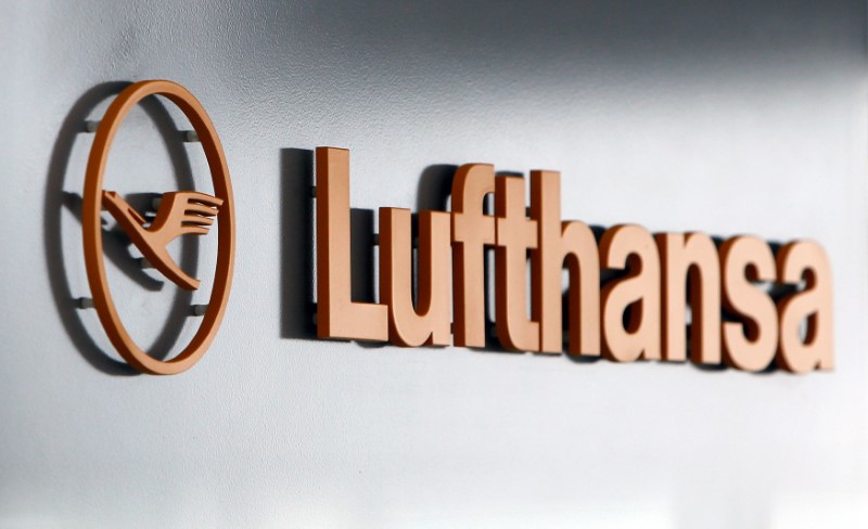 © Reuters. The logo of German airline Lufthansa is seen before the company's annual news conference at the airport in Munich