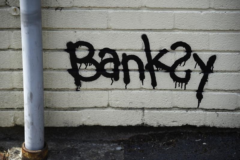 © Reuters. Obras de Banksy, a la venta en una subasta de arte callejero en Los Ángeles