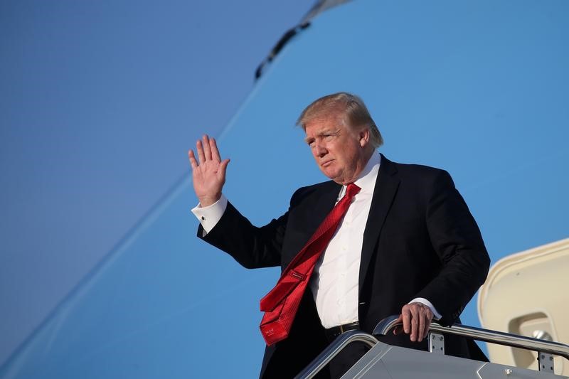 © Reuters. U.S. President Donald Trump waves as he arrives at Joint Base Andrews, Maryland, U.S.