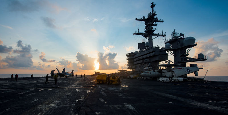 © Reuters. FILE PHOTO - The aircraft carrier USS Carl Vinson (CVN 70) transits the South China Sea