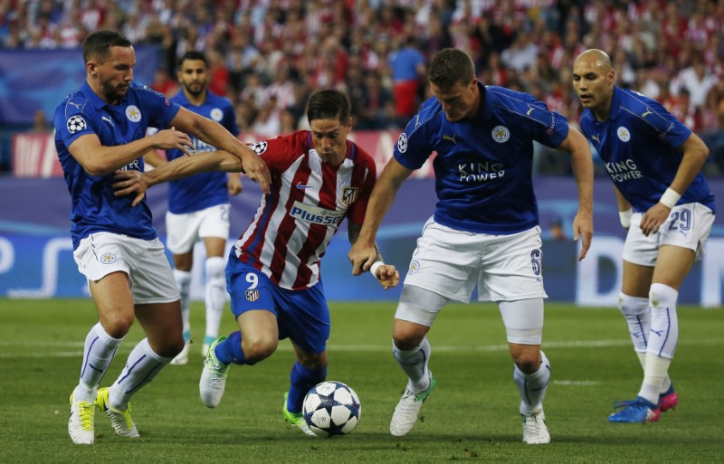 © Reuters. La defensa del Leicester, bajo mínimos para la vuelta frente al Atleti