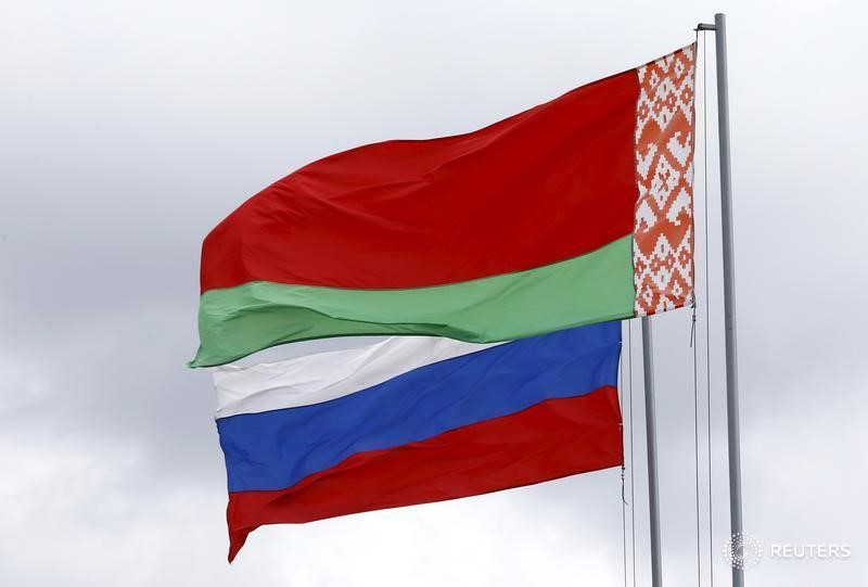 © Reuters. Флаги Белоруссии и России на строительстве АЭС под Островцом