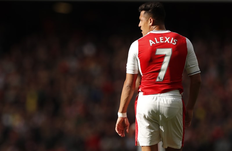© Reuters. El jugador del Arsenal, Alexis Sánchez, en un partido contra el Manchester City, en el Estadio Emirates.