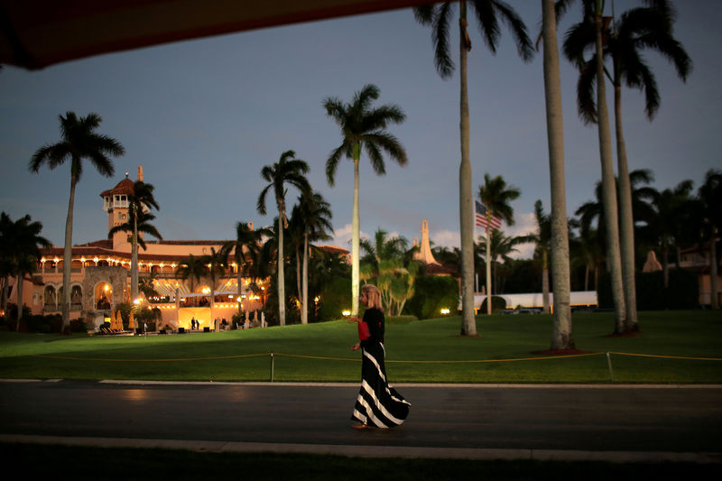 © Reuters. FILE PHOTO - A woman walks as she arrives at Mar-a-Lago estate where U.S. President-elect Donald Trump attends meetings, in Palm Beach, Florida, U.S.