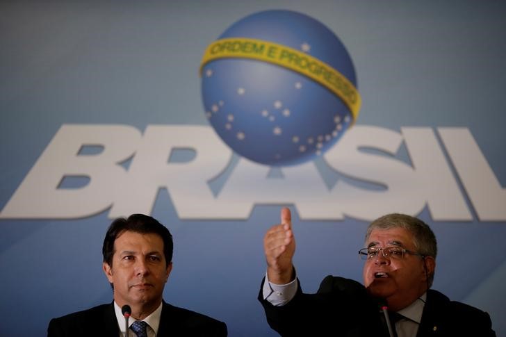 © Reuters. Parlamentares Arthur Maia (E) e Carlos Marun (R) no Palácio do Planalto