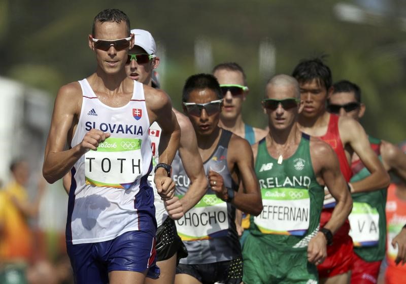© Reuters. سباق المشي لمسافة 50 كيلومترا مستمر في الأولمبياد