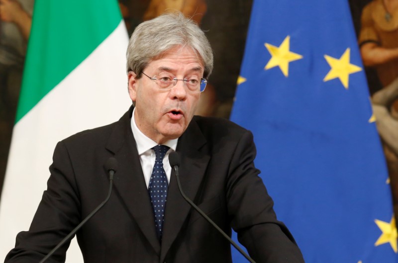 © Reuters. Italian PM Gentiloni talks to the media at Chigi Palace in Rome