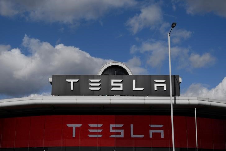 © Reuters. A Tesla car showroom is seen in west London, Britain