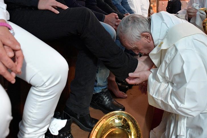 © Reuters. Papa Francisco beija pés de detentos em prisão Paliano