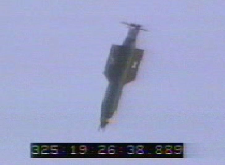 © Reuters. Divulgação da Força Aérea dos EUA mostra bomba GBU-43/B, durante teste em 2003
