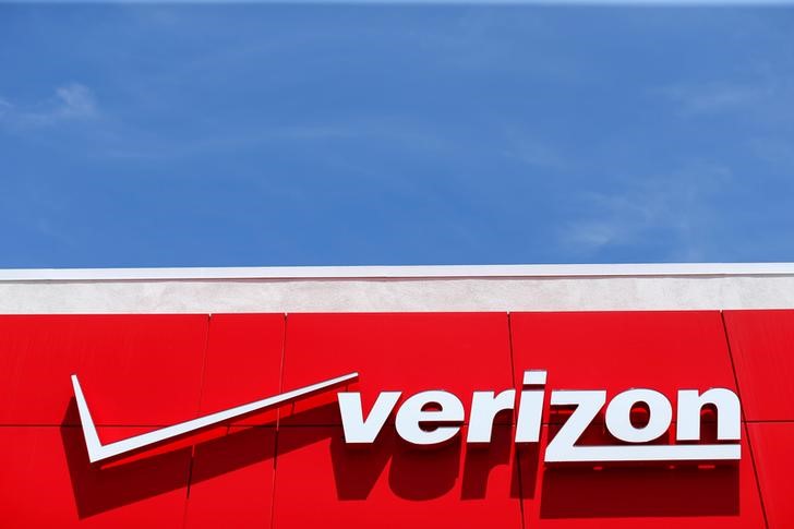 © Reuters. FILE PHOTO - A Verizon sign at a retail store in San Diego