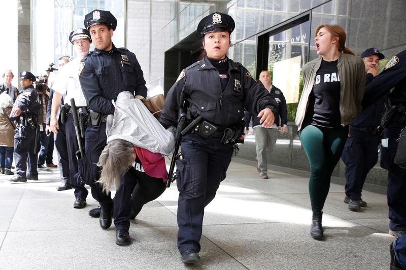 © Reuters. Policiais  levam e escoltam manifestantes detidos durante protestos na Trump Tower, em Nova York