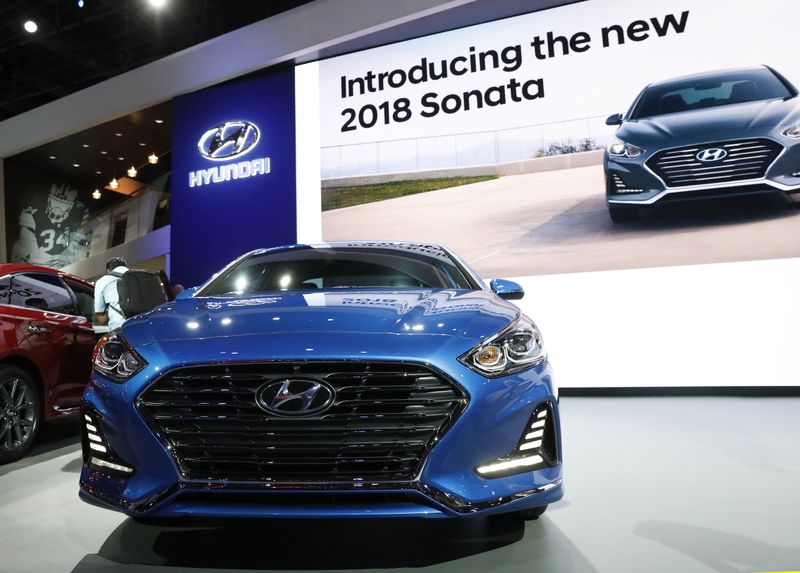 © Reuters. 2018 Hyundai Sonata is displayed at the 2017 New York International Auto Show in New York