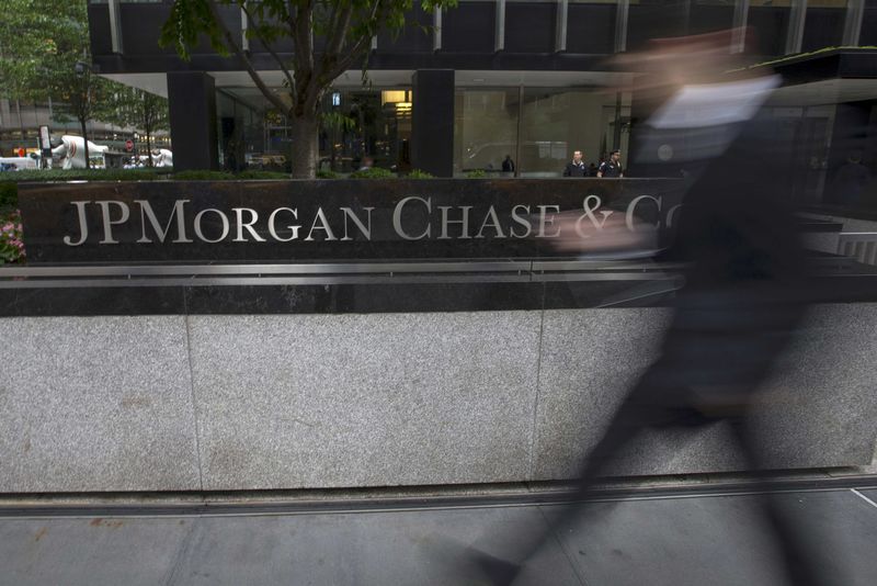 © Reuters. FILE PHOTO - People pass the JP Morgan Chase & Co. Corporate headquarters in the Manhattan borough of New York