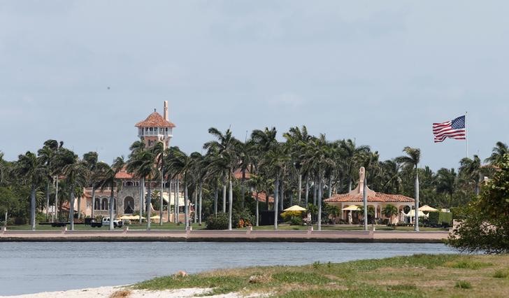 © Reuters. Encuentran violaciones sanitarias graves en restaurante de resort Mar-a-Lago de Trump