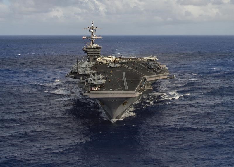 © Reuters. The aircraft carrier USS Carl Vinson (CVN 70) transits the Pacific Ocean