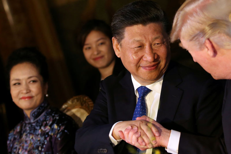 © Reuters. FILE PHOTO:  Chinese President Xi shakes hands with U.S. President Trump in West Palm Beach