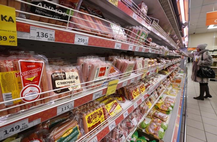 © Reuters. Sausages, chicken and other products are seen on sale in the meat section at a grocery store of the food retailer Dixy in Moscow