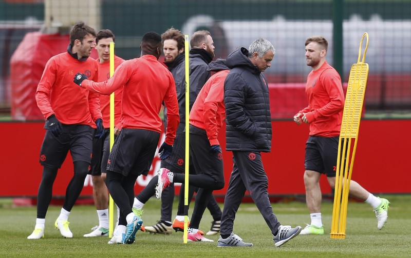 © Reuters. Manchester United's manager Jose Mourinho with Luke Shaw and teammates during training