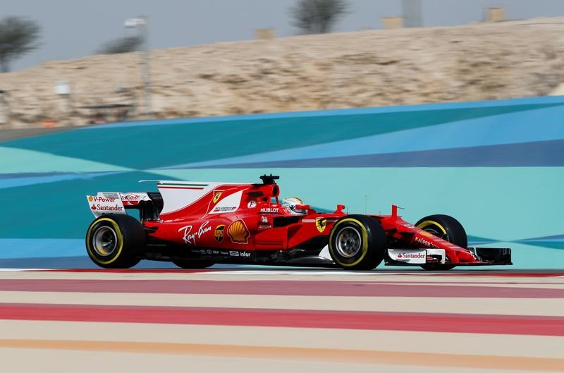 © Reuters. فيراري الأول والأخير في التجارب الحرة الأولى لسباق البحرين للسيارات