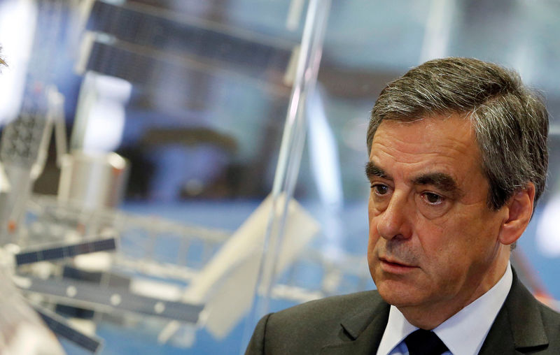 © Reuters. Francois Fillon, former French Prime Minister, member of the Republicans political party and 2017 French presidential election candidate of the French centre-right, visits the French National Space Agency (CNES) in Toulouse