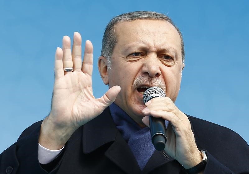 © Reuters. إردوغان يواجه أكبر اختبار له في استفتاء تاريخي