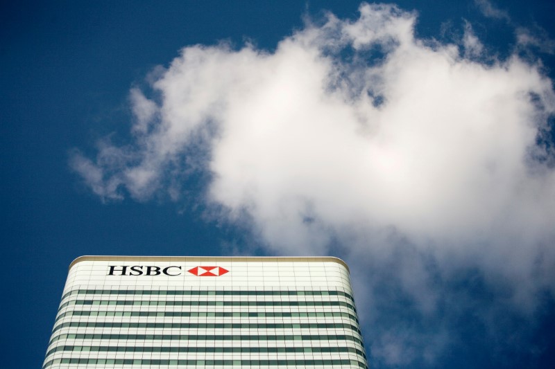 © Reuters. FILE PHOTO:  The HSBC building is seen in Canary Wharf, London