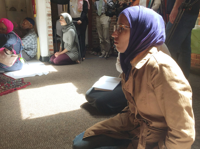 © Reuters. Worshipers sit and listen to prayers and a sermon at the Qal'bu Maryam Women's Mosque which held its first service on Good Friday in Berkeley