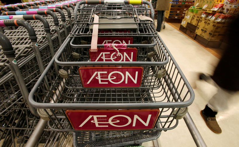 © Reuters. FILE PHOTO: Logo of Aeon Co is seen on shopping carts at its supermarket in Tokyo